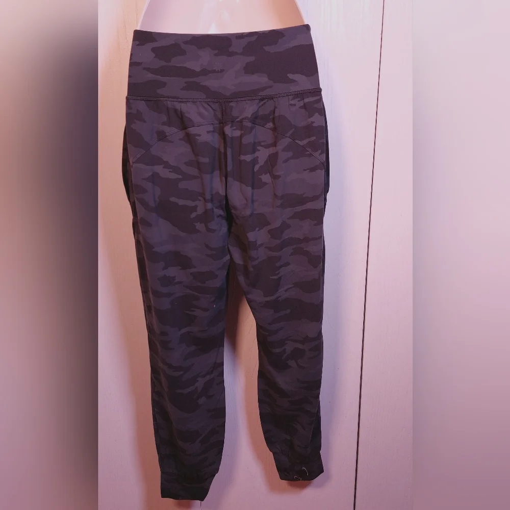 Athleta Salutation High Rise Joggers Black Gray Camouflage Size Small Yoga - Picture 3 of 12